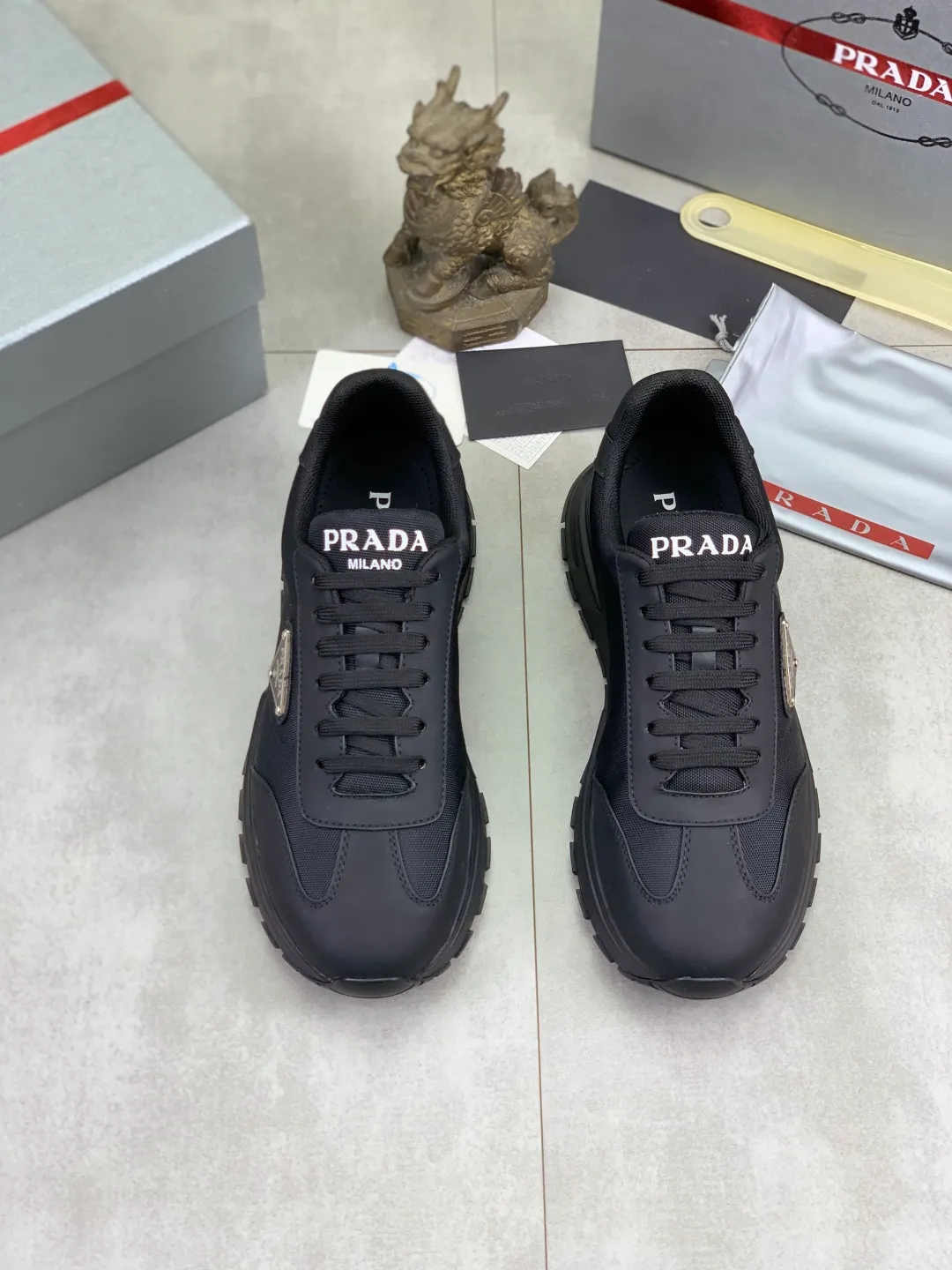 Men's men's shoes P560💰 [Real Price] Popular models are on the official website, 🆘 Trendy brand (Prada) mainly promotes popular models, avant-garde and versatile fashionable men's shoes private version mold opening, cowhide surface splicing 1:1.. Stylish and simple, original imported cowhide lining cowhide feet; the atmosphere and personality are more fashionable, eye-catching and pursuing class. It will subvert the old ideas and be a must-have for fashionistas who want to spend time with you! Must keep it! Tall and comfortable, large and low, high-end quality workmanship. Code number: 38-44 (45 customized) 2️⃣ optional.
